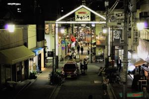 une rue de la ville la nuit avec une voiture garée dans la rue dans l'établissement Alo BnB 2 - Near NIPPORI, SENDAGI, YANAKA GINZA - Self check-in, à Tokyo