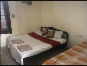Cama en habitación pequeña con: en Hotel Dharohar Palace, en Jaipur