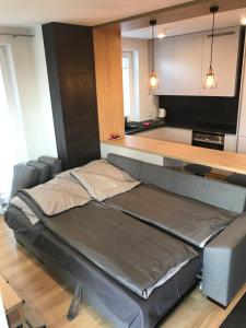 Cama grande en habitación con cocina en APARTAMENT ZAGNAŃSKA - Garaż en Kielce