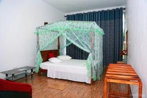 Katil atau katil-katil dalam bilik di Lake Edge Holiday Inn