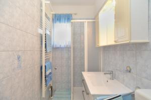 łazienka z umywalką i prysznicem w obiekcie Apartments Vrcevan 811 w Medulinie +37 zdjęć