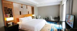 En eller flere senge i et værelse på Airport Jianguo Hotel