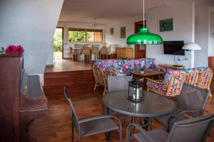 a living room with a table and chairs at Chalet Geraneos 3 in Torrevieja