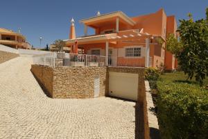 una casa con un garaje delante en Casa Antonio, en Armação de Pêra