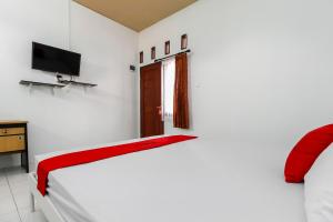 Postel nebo postele na pokoji v ubytování RedDoorz @ Jagakarsa 2