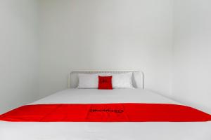 Postel nebo postele na pokoji v ubytování RedDoorz @ Jagakarsa 2