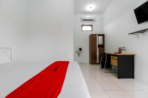 TV a/nebo společenská místnost v ubytování RedDoorz @ Jagakarsa 2