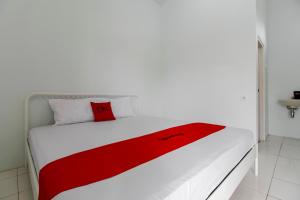 Postel nebo postele na pokoji v ubytování RedDoorz @ Jagakarsa 2
