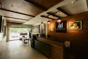 un bar dans un restaurant avec un mur en briques dans l'établissement The Madeline Boutique Hotel & Suites, à Davao