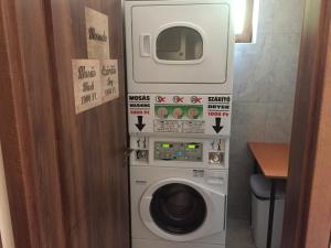 een wasmachine en droger in een kleine badkamer bij Balaton Kinizsi Apartman in Siófok