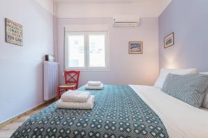 アテネにあるSuite Dreams Near Acropolis!のベッドルーム1室(大型ベッド1台、タオル付)
