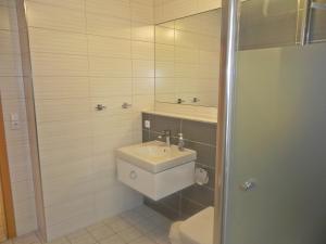 ヘリングスドルフにあるOstseepark Waterfront_ Karavelle 34のバスルーム(洗面台、トイレ、鏡付)