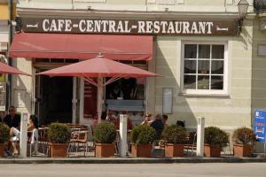 A restaurant or other place to eat at Madar Café Central Melk
