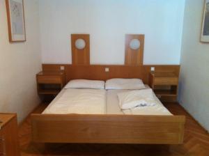 A bed or beds in a room at Madar Café Central Melk