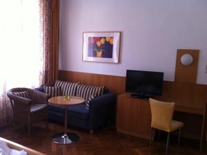A television and/or entertainment centre at Madar Café Central Melk