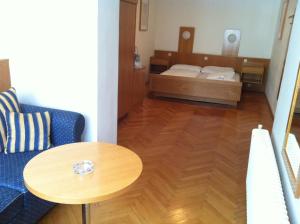 A bed or beds in a room at Madar Café Central Melk