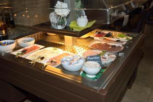 une ligne de buffet avec différents types de denrées alimentaires exposées dans l'établissement Land- und Golfhotel Alte Fliegerschule, à Eisenach