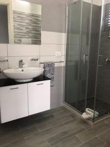 uma casa de banho com um lavatório e um chuveiro em kalantha em Minervino di Lecce