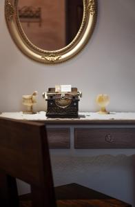 un espejo sentado en la parte superior de un tocador en una habitación en Villa Amalia, en Lindos