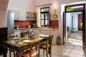A kitchen or kitchenette at Villa Amalia