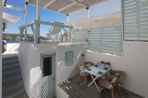 un pequeño balcón con mesa y sillas en moonhouse, en Skiathos
