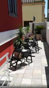 een groep tafels en stoelen op een patio bij kalantha in Minervino di Lecce