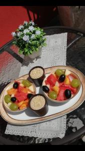 una mesa con dos platos de fruta en una mesa en kalantha, en Minervino di Lecce