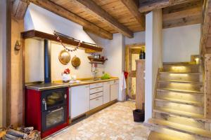cocina con fogones rojos en una habitación en Chalet Sogno di Fiaba en Nembia