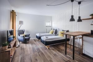 ein Wohnzimmer mit einem Sofa und einem Tisch in der Unterkunft Haave Apartments in Valkeakoski