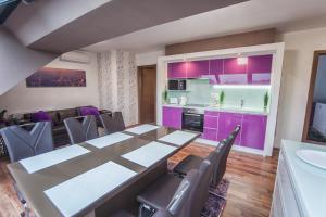 シャールヴァールにあるRubin Relax Apartmanのダイニングルーム(紫色のキャビネット、テーブル、椅子付)