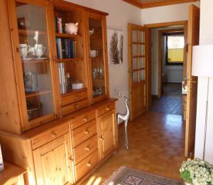 ブラウンラーゲにあるFerienwohnung am Kurparkの木製のキャビネットと椅子が備わる客室です。