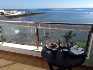 TetirにあるOcean Front Apartment (WiFi)の海の景色を望むテーブル(ドリンク付)