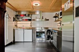 Una cocina o zona de cocina en Chalet Gletscherbach - GRIWA RENT AG