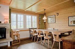 jadalnia z dużym drewnianym stołem i krzesłami w obiekcie Chalet Gletscherbach - GRIWA RENT AG w mieście Grindelwald