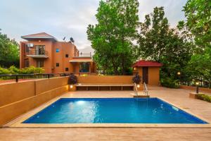 Bazén v ubytování SaffronStays Ekaant, Vikramgad - party-perfect pool villa with spacious lawn nebo v jeho okolí