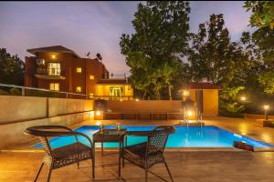Bazén v ubytování SaffronStays Ekaant, Vikramgad - party-perfect pool villa with spacious lawn nebo v jeho okolí