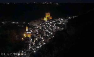 Nespecifikovaný výhled na destinaci Alcalá del Júcar nebo výhled na město při pohledu z penzionu