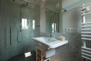 A bathroom at Marbela Apartments & Suites