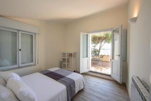 um quarto com uma cama e uma porta de vidro deslizante em The Loft em Monte del Lago