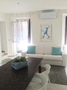una sala de estar con un sofá y una mesa en JULES PLACE, en Lecco