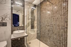 bagno con lavandino e doccia di La Foresteria Luxury Suites a Roma
