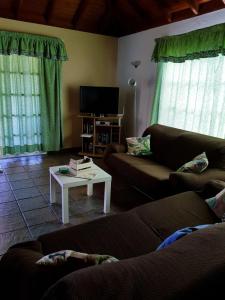 sala de estar con 2 sofás y TV en Casa Óscar, en Los Llanos de Aridane