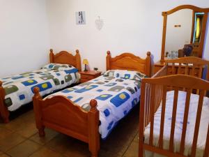 1 dormitorio con 2 camas individuales y espejo en Casa Óscar, en Los Llanos de Aridane
