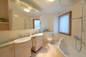 Koupelna v ubytování Casa Serena + 8 fotografií