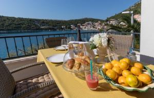 Una mesa con un bol de fruta en un balcón. en Apartments Regina Maris, en Klek