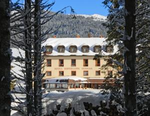 Nespecifikovaný výhled na hory nebo výhled na hory při pohledu z hotelu