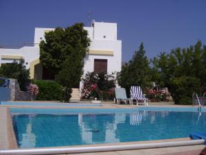 LefkogeiaにあるChic Villa in Lefkogia Crete with Swimming Poolのヴィラ(家の前にスイミングプール付)