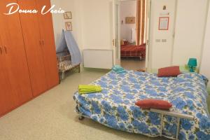Habitación hospitalaria con cama y cuna en Donn'Anna B&B, en Squinzano