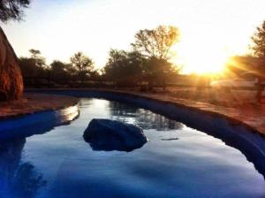 un charco de agua con una roca en el medio en Madisa Camp, en Kalkbron