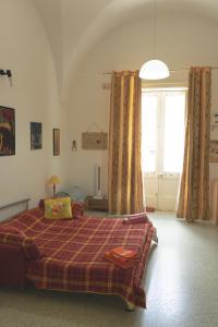 1 dormitorio con cama y ventana grande en Donn'Anna B&B, en Squinzano
